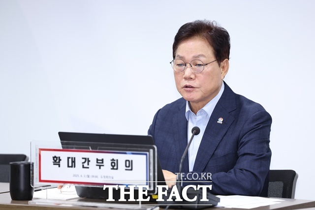 박완수 경남도지사가 2일 열린 확대간부회에서 실질적인 자영업자 보호제도 마련을 주문했다. /경남도