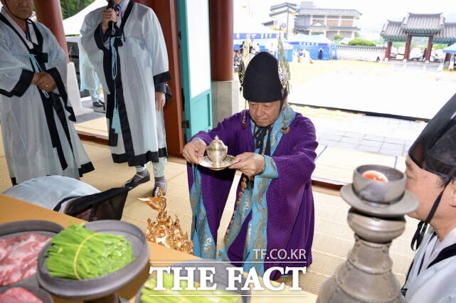 최원철 공주시장이 2일 숭덕전에서 열린 제25대 무령왕(재위 501~523)의 서거 1502주기 추모 제례에서 초헌관으로 제례를 올리고 있다. /공주시