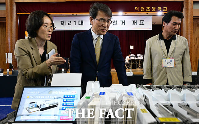 노태악 중앙선거관리위원회 위원장(가운데)이 2일 오후 경기 안양 덕천초등학교 체육관에 마련된 안양시만안구선거관리위원회 개표소를 찾아 개표소 준비 상황과 투표지분류기 모의시험을 점검하고 있다. /안양=임영무 기자