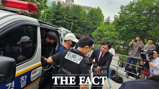 원 씨는 2일 오전 10시5분쯤 흰색 모자와 마스크를 쓰고 포승줄에 묶인 채 법원에 출석했다. 취재진 앞에 선 그는 피해시민에게 할 말 없느냐는 질문에 말 없이 법원 안으로 들어섰다.
