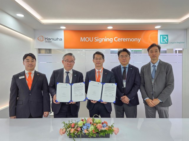 지난달 30일 부산 마덱스 현장에서 한화오션 특수선해외사업단장 정승균 부사장(가운데)과 로이드 선급 극동아시아 사업총괄 홍충식 부사장(왼쪽에서 두 번째) 등이 해외 함정 수출을 위한 전략적 협력 MOU를 체결한 뒤 기념 촬영을 하고 있다. /한화오션