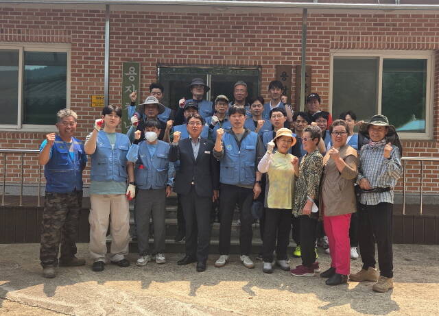 포스코 광양제철소 에너지부 직원들이 주민들과 함께 기념 촬영을 하고 있다./광양시