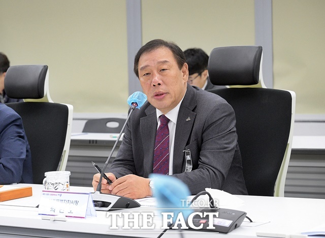 최민호 세종시장이 2일 시청 집현실에서 간부회의를 통해 세종만의 특색있는 행사롸 다각적인 홍보가 필요하다고 강조하고 있다. /세종시