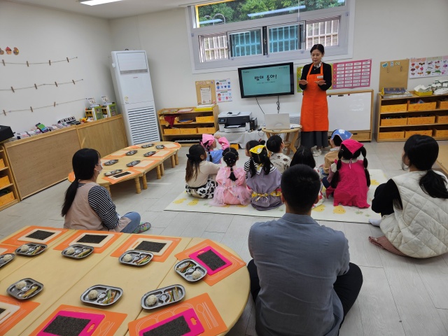 금천구 구립개미어린이집에서 육현희 학부모강사가 만들기 체험 전 아이들에게 설명을 하고 있다. /서울시