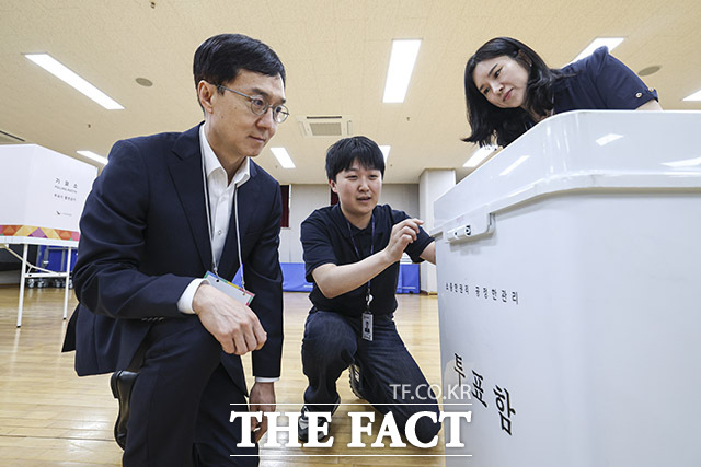 오민석 서울특별시선거관리위원회 위원장(왼쪽)이 2일 오후 서울 용산구 청파도서관에 마련된 청파동 제1투표소에서 투표소 설비 상황을 점검하고 있다. /남용희 기자
