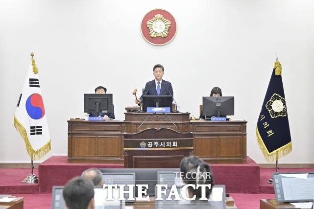 공주시의회가 2일 본회의장에서 제259회 제1차 정례회를 열고 있다. /공주시의회