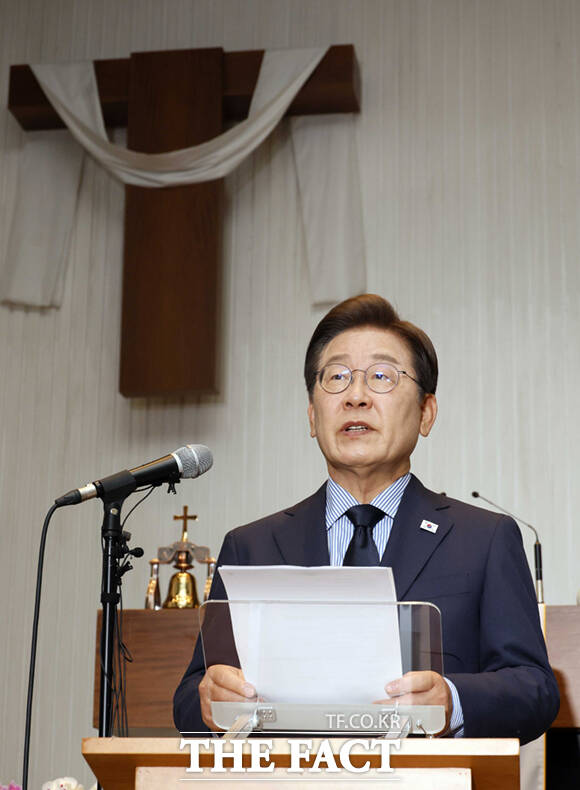 이재명 더불어민주당 대선후보가 2일 경기도 성남시 수정구 성남주민교회에서 기자회견을 하고 있다. /성남=배정한 기자