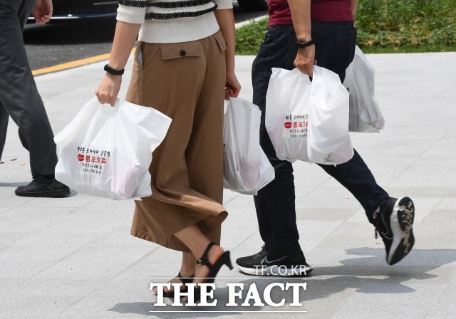 통계청에 따르면 지난 4월 온라인쇼핑 거래액이 전년 동월 대비 2.5% 증가한 21조6858억원을 기록했다. /더팩트 DB