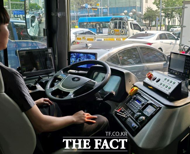자율주행버스가 복잡한 도로에서 운행하고 있다. 운전자가 조향장치에서 손을 뗀 채다. /안양=김동선 기자