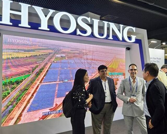 지난해 CIGRE 파리 세션에 참여한 효성중공업 직원들이 고객들에게 차세대 전력 기술을 소개하고 있다. /효성