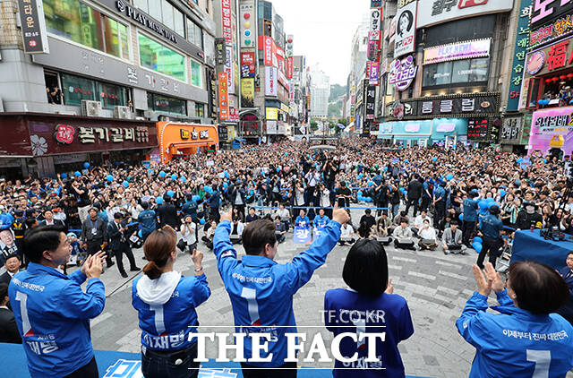 경기 광명 철산로데오 광장에서 열린 유세에 참석한 이재명 후보.