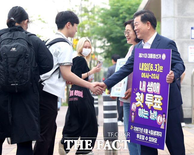 박승원 광명시장과 김정자 운산고등학교장이 등교 학생들에게 투표 참여 캠페인을 진행하고 있다./광명시