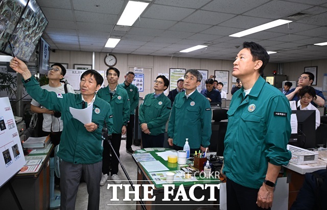 오세훈 서울시장이 2일 충무로역을 찾아 스마트CCTV로 역사 내 안전을 점검하고 있다./서울시