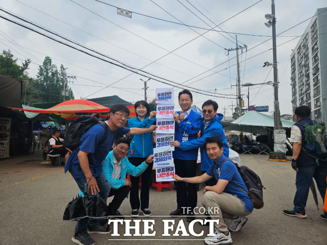 더불어민주당 이재명 후보 직속 모두의나라위원회가 제21대 대통령 선거를 하루 앞둔 2일 오일장이 열린 김포북변시장에서 투표 참여 캠페인을 벌이고 있다./더불어민주당