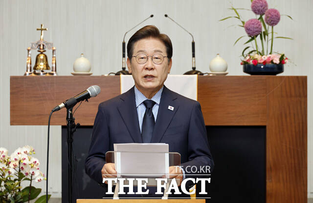 오후에는 정치인 이재명의 출발점인 성남으로 향했다. 정치 입문을 결심했던 성남주민교회에서 기자회견을 연 그는 2004년 3월28일 오후 5시 이 교회 지하기도실에서 정치를 해야겠다고 마음먹었다며 초심을 되새겼다. /배정한 기자