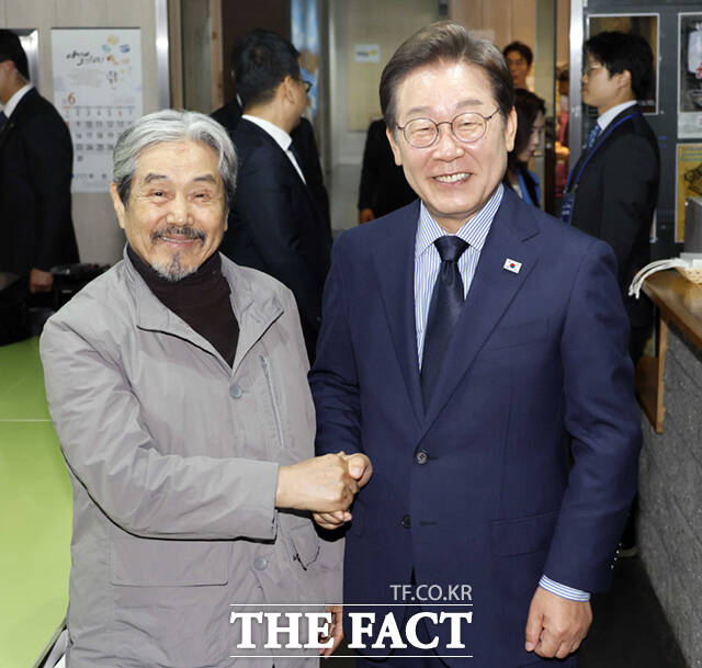 이재명 더불어민주당 대선후보가 2일 경기도 성남시 수정구 성남주민교회에서 기자회견을 마친 뒤 이해학 성남주민교회 원로목사(왼쪽)와 인사하고 있다. 이해학 원로목사는 이 후보가 변호사로 활동할 당시 성남시의료원 설립 운동과 관련한 수배령을 피해 주민교회 지하 골방에 숨어 지낼 당시 피신을 허락했다.