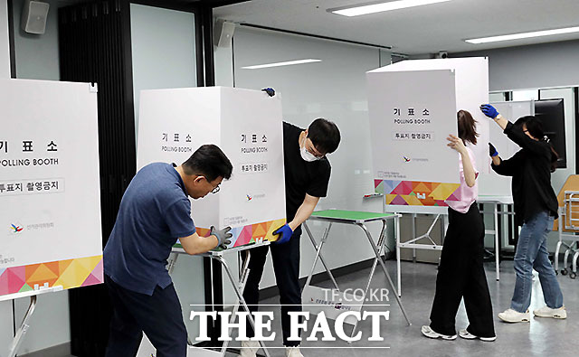 제21대 대통령선거를 하루 앞둔 2일 오후, 서울 송파구 마천동에 위치한 송파구 평생학습원에서 마천2동주민센터 직원들이 투표소를 설치하고 있다. /송파구청