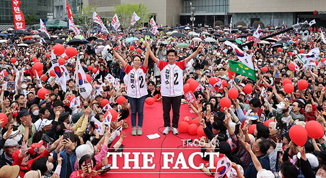 김문수 국민의힘 대선 후보(오른쪽)가 2일 오후 대구 동구 동대구역 광장에서 열린 집중유세에서 딸 김동주 씨와 지지를 호소하고 있다. /뉴시스