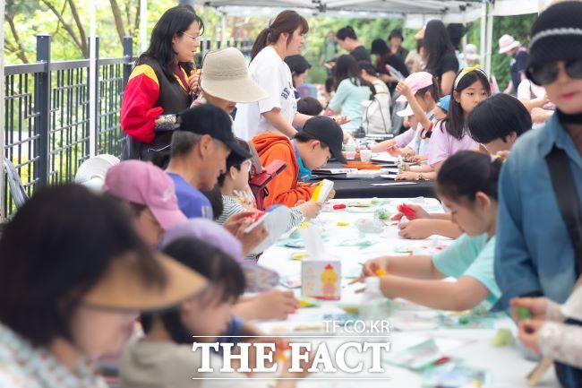 오리서원에서 단오놀이를 즐기는 어린이들. /광명문화원