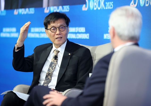 이창용 한국은행 총재가 2일 서울 중구 한국은행에서 열린 2025년 BOK 국제컨퍼런스에서 크리스토퍼 월러 미국 연방준비제도 이사와 미국 경제 전망과 다양한 통화정책 이슈에 대해 대담하고 있다. /뉴시스