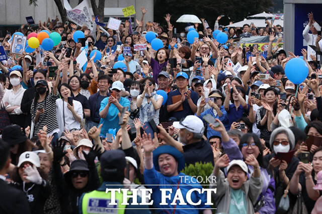 이재명 더불어민주당 대선 후보가 2일 오후 경기 성남시 야탑역 광장에서 열린 경기 성남시·광주시 집중유세를 위해 현장에 도착하자 시민들이 환호를 보내고 있다. /성남=배정한 기자