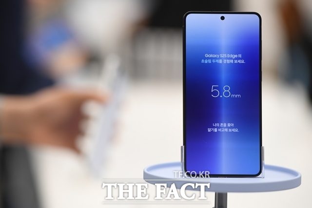 삼성전자는 폴더블폰 신제품에도 슬림화 기술을 적용할 전망이다. 사진은 지난달 출시한 초슬림폰 갤럭시S25 엣지. /장윤석 기자