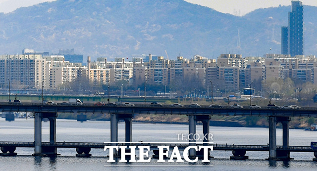 삼성물산과 현대건설은 지난달 30일 나란히 주요 은행들과 업무 협약을 맺었다고 발표했다. 사진은 압구정 현대아파트 일대다. /더팩트 DB