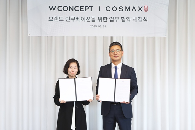 안지수 W컨셉 상품기획담당(왼쪽)과 최재우 코스맥스 국내마케팅본부 부문장이 업무협약 체결 후 기념사진을 촬영하고 있다. /W컨셉