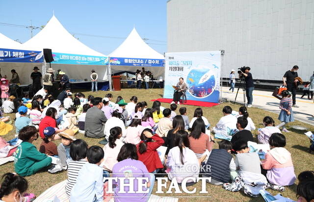 2024년 5월 13일 유류피해극복기념관에서 진행된 해양 보호생물 그리기 대회 모습. / 태안군