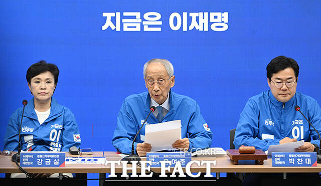 윤여준 더불어민주당 상임총괄선거대책위원장(가운데)이 2일 오전 서울 여의도 더불어민주당 중앙당사에서 열린 중앙선거대책위원회의에서 모두발언을 하고 있다. /박헌우 기자