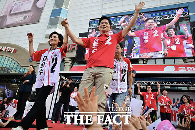 김문수 국민의힘 대선 후보가 지난 22일 오후 경기 부천시 부천역마루광장에서 열린 집중유세에서 배우자 설난영 여사와 함께 시민들에게 지지를 호소하고 있다. /남윤호 기자