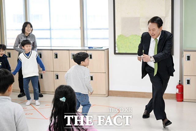 윤석열 대통령이 21일 강원도 원주 명륜초등학교를 방문해 늘봄학교 초1 맞춤형 프로그램 전래놀이를 진행 중인 교실에서 아이들과 술래잡기를 하고 있다. (사진=대통령실 제공)/뉴시스