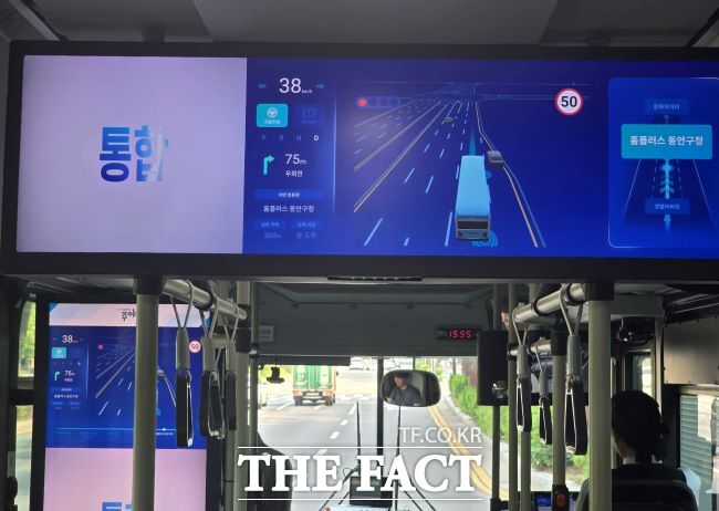 승객석 모니터에 버스 주행 정보가 실시간 표출된다. /안양=김동선 기자