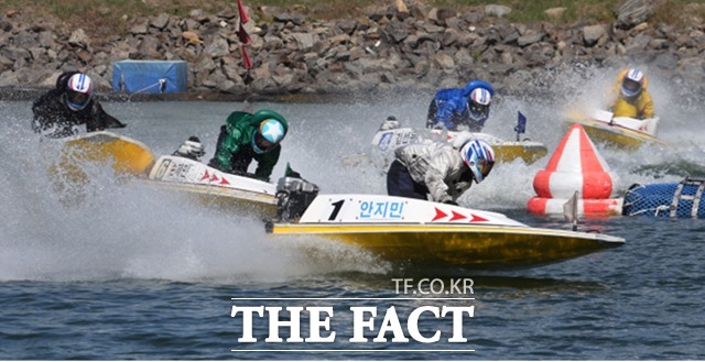 미사경정장에서 선수들이 턴마크를 돌며 경합을 벌이고 있다./국민체육진흥공단