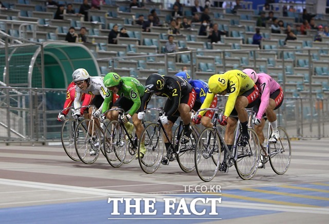 광명스피돔에서 선수들이 결승선을 앞두고 치열한 접전을 벌이고 있다./국민체육진흥공단
