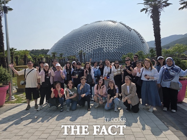 싱가포르 주요 여행 관계자 초청 팸투어 참가자들이 기념 촬영을 하고 있다. /거제시