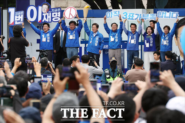 야탑역 유세장에선 성남시장 재임 시절 복지정책과 행정개혁 경험을 언급하며 여기서 잘했다고 소문나서 경기지사가 되고, 대통령 후보가 됐다. 대한민국 큰 살림을 맡기면 몇십 배를 잘할 텐데 한번 그런 기회 누려보지 않겠나라고 지지를 호소했다. /배정한 기자
