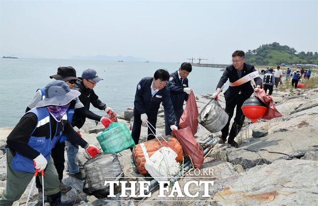 장흥군이 바다의 날을 맞아 해양정화활동을 실시하고 있다./장흥군