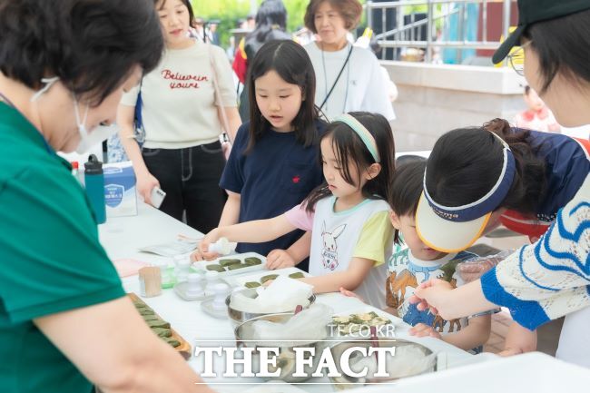 오리서원에서 단오놀이를 즐기는 어린이들. /광명문화원