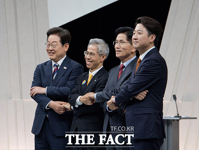 21대 대통령은 그 어느 때보다 무거운 등짐을 지고 있다. 그가 가는 길은 향기로운 꽃 길이 아니다. 살을 에는 얼음고원과 목 타는 열사의 사막과 메마른 날카로운 덩굴이 구르는 가시밭길이다. 제21대 대통령 선거에 출마한 이재명 더불어민주당, 권영국 민주노동당, 김문수 국민의힘, 이준석 개혁신당 대선 후보(왼쪽부터)./국회사진기자단