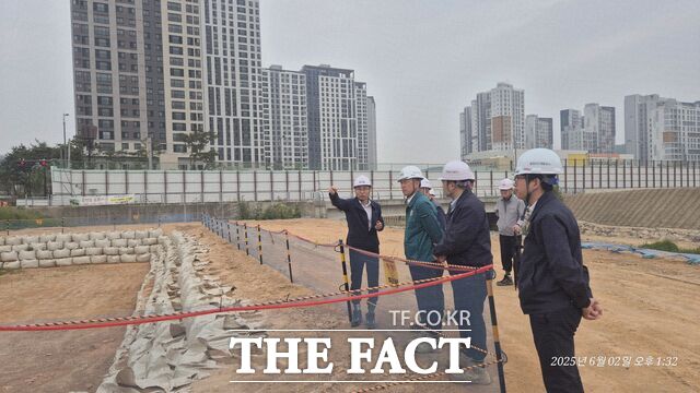 2일 김병근 충남도개발공사 사장을 비롯한 관계자들이 계룡 하대실2지구 도시개발사업 공사현장을 방문해 우기대비 현장점검을 진행하고 있다. /충남도시개발공사