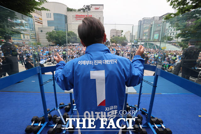 이재명 더불어민주당 대선 후보가 2일 오후 경기 성남시 야탑역 광장에서 열린 경기 성남시·광주시 집중유세에서 지지를 호소하고 있다. /성남=배정한 기자