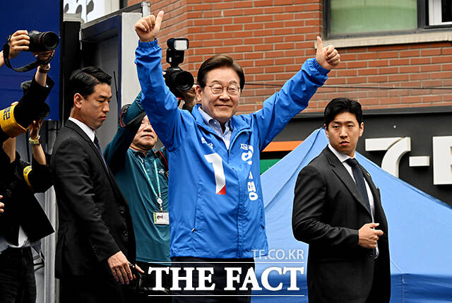연설 마친 뒤 인사하는 이재명 후보.