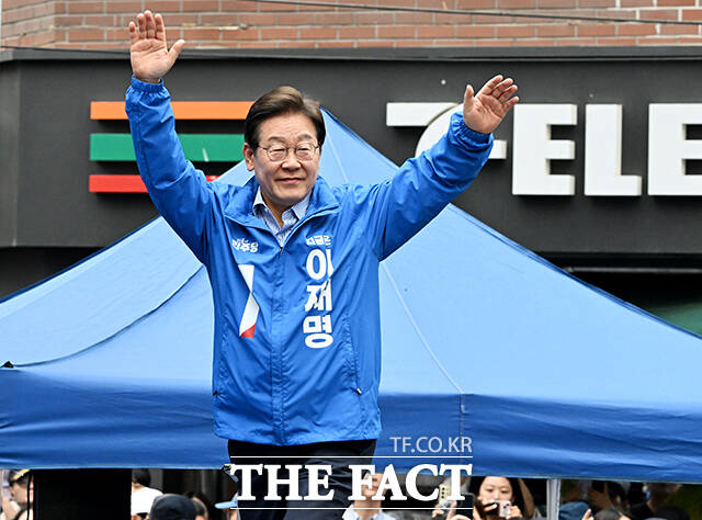 연단에 오르며 유권자들에게 인사하는 이재명 후보.