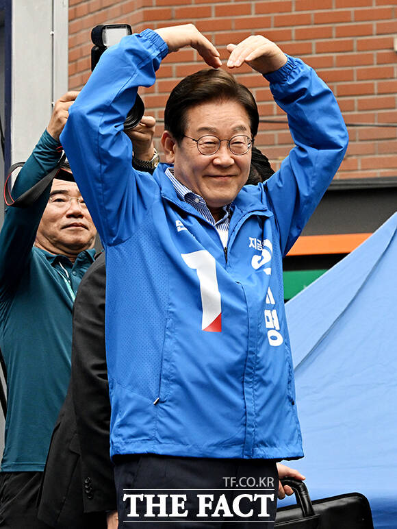 하트로 인사하는 이재명 후보.