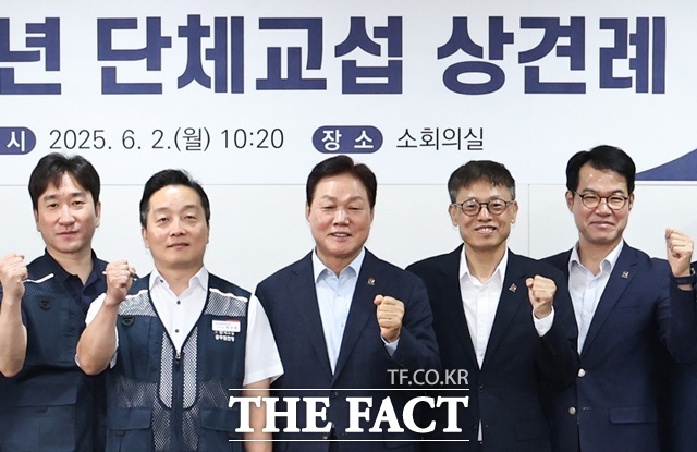 경남도와 경남도청공무원노동조합이 2일 도청 소회의실에서 단체교섭 상견례를 가졌다./경남도