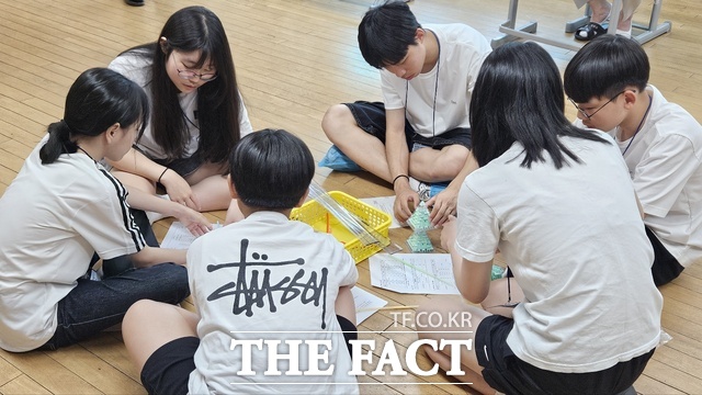 한밭초등학교에서 열린 ‘대한민국학생창의력챔피언대회 대전예선대회’에 참가한 한 팀의 학생들이 활동을 진행하고 있다. /대전시교육청