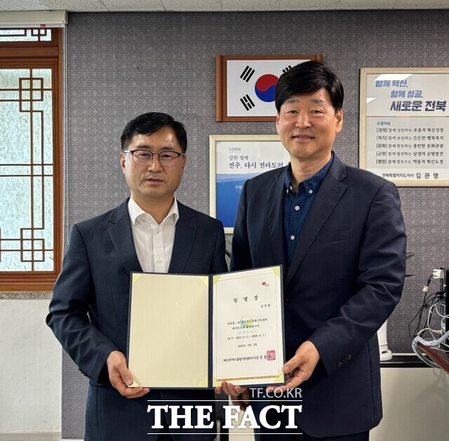 김종범 전북 전주푸드통합지원센터장(왼쪽). /전주시