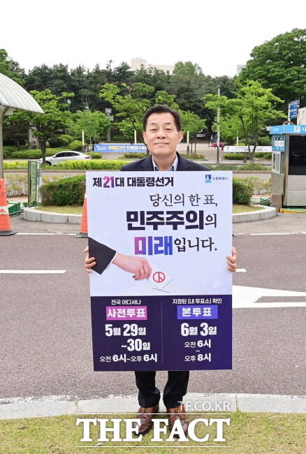 이재준 수원시장이 2일 시청사에서 투표 참여를 호소하는 캠페인을 벌이고 있다./수원시
