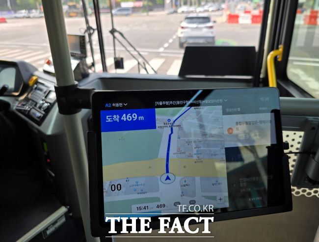 승객이 버스 운행 정보를 확인할 수 있도록 모니터에 버스 경로가 표출된다. /안양=김동선 기자